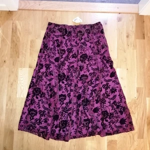 Kjol med detaljer - Oanvänd kjol (prislapp kvar) med fina blomdetaljer i velvet 💕 Inköpt för 349kr. Frakt tillkommer 