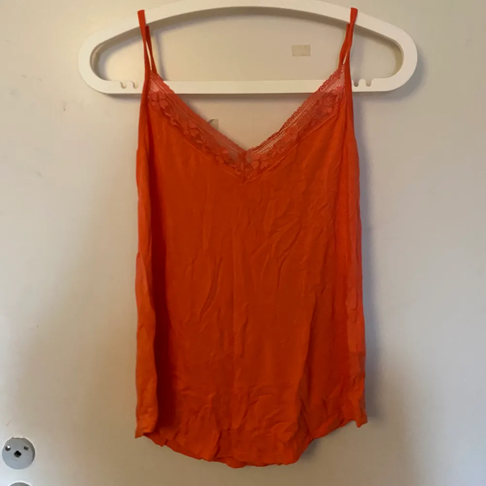 Säljer detta orangea linne storlek ca hör av dig om du är intresserad eller har frågor kram!💓💓. Toppar.