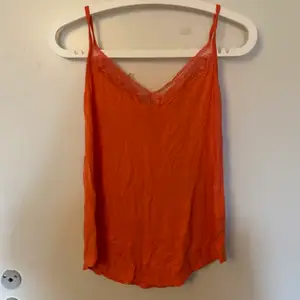 Säljer detta orangea linne storlek ca hör av dig om du är intresserad eller har frågor kram!💓💓