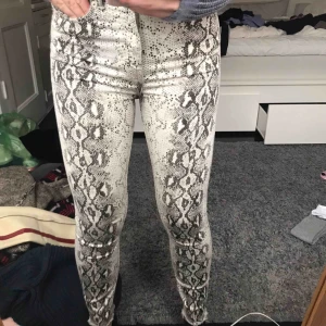 Jeans - Ormbyxor från zara! Aldrig använda så i bra skick. Frakt 62📦💕☀️
