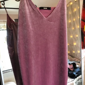 Lila sammets klänning - En kort superfin sammetsklänning som aldrig är använd, kan stylas med en vit T-shirt under💞 köparen står för frakt