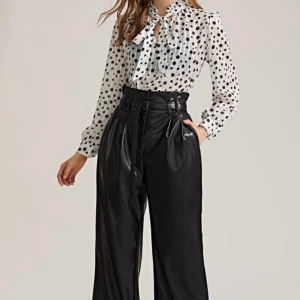 Skinn byxor stl S - Helt oanvända fake skinn byxor. Man får en väldigt fin midja och form i dessa! Säljer pga av för stora för mej (är en XS/XXS) Frakt står köparen för. Buda gärna. :)