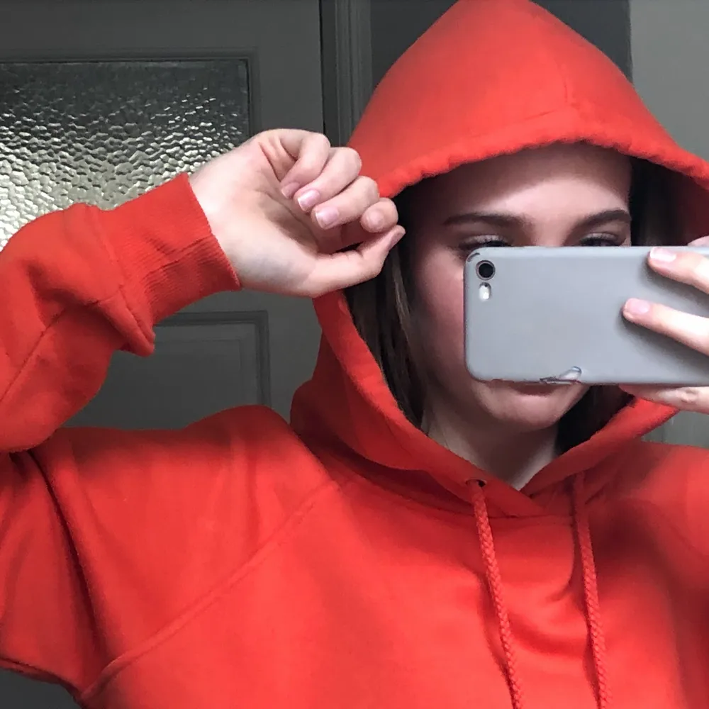 Assnygg helfärgad orange hoodie från bikbok! Coola puffiga ärmar, jättenice och stor luva och lite oversize i modellen! Storlek XS. Hoodies.