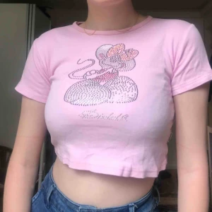  - 🍑Söt magtröja! Kan mötas upp i Stockholm, annars tillkommer frakt🍑