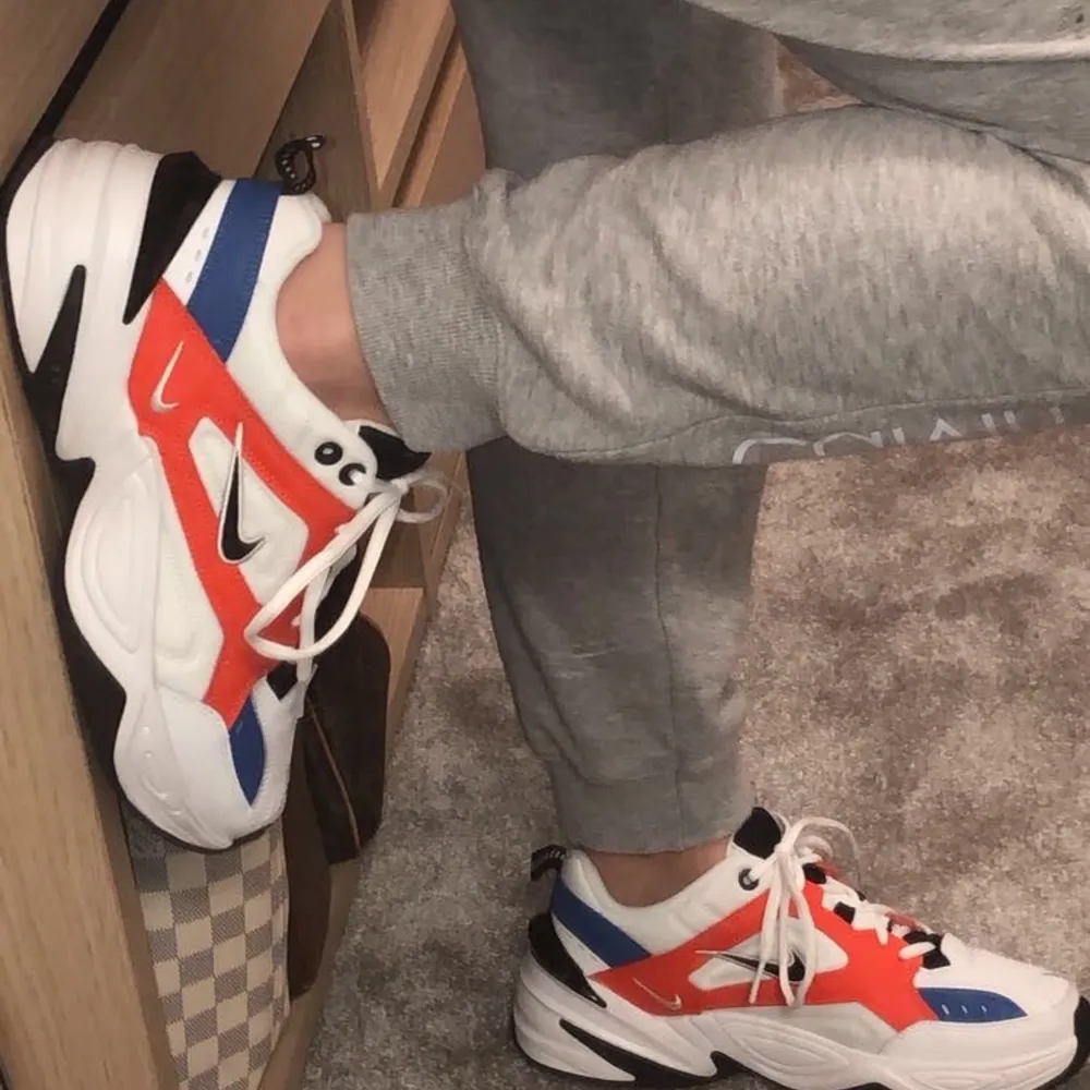 Nike skor i modellen ”M2K tekno” sällsynt färgkombo. Dessa är för stora för mig, har vanligtvis 37-38. Kan tänka mig att gå ner i pris vid snabb affär. Har även en hoodie i matchande orange nyans till salu!. Skor.