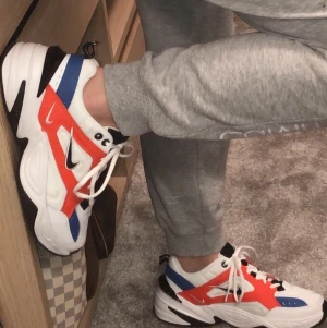 Nike m2k tekno - Nike skor i modellen ”M2K tekno” sällsynt färgkombo. Dessa är för stora för mig, har vanligtvis 37-38. Kan tänka mig att gå ner i pris vid snabb affär. Har även en hoodie i matchande orange nyans till salu!