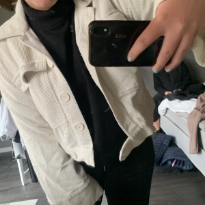 Manchester jacka - En snygg och vårig  manchester jacka från Nelly, strl 40 men kan även passa en 36-38, i nyskick- inga fläckar