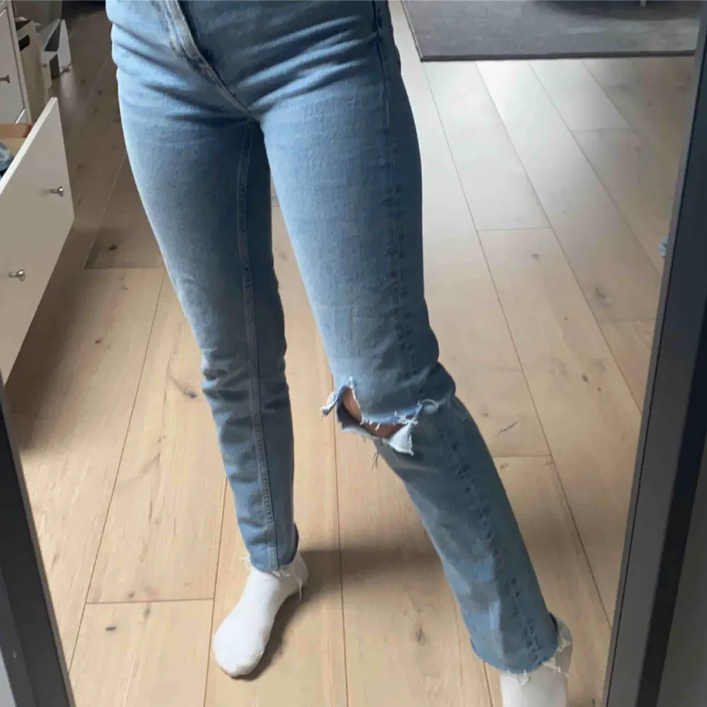 Säljer dessa jeans från zara som knappt är använda, har klippt eget hål, har storlek 34 i dom!. Jeans & Byxor.