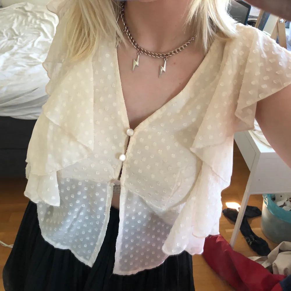 En super festlig krämigt beige blus med balanser🌟 Perfekta sommarplagget☀️🪐💫 Kan både kläs upp till fest och ner till vardags! Gillar att matcha med en kjol å somriga smycken☺️☺️. Blusar.