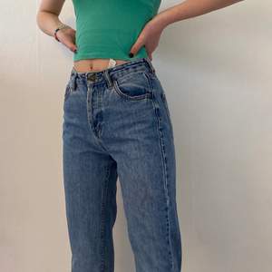 Snygga jeans från pull and bear! Använt skick:) Svag rosa fläck på vänstra benet från en tuschpenna eller liknande. 