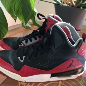 Air jordan 👟 jordan shoes - Säljer ett par jordan shoes 👟 dem kan bli dina för 550 kr! Frakt tillkommer och betalningen sker via swish 👟