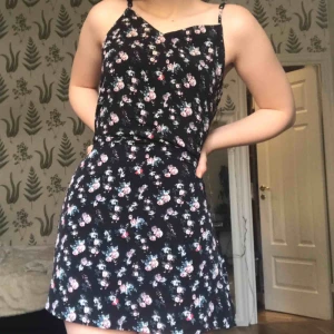  - Blommig klänning som jag aldrig har använt💕