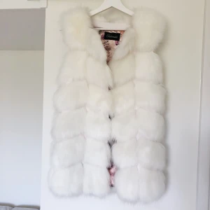 Vit pälsväst - Vit pälsväst. Jag har köpt den här på Plick, och använt cirka 5 gånger. Storlek S ☀️