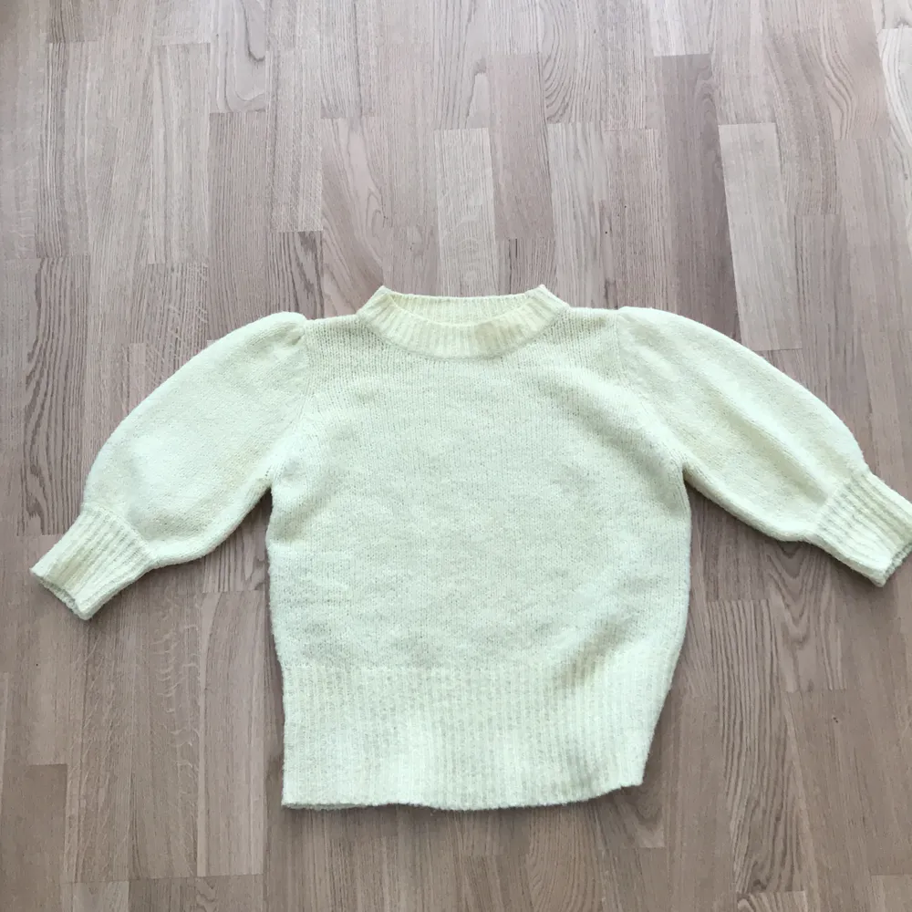 Gul stickad tröja från NA-KD. Knappt använd! Jättemysig och inte för varm:) Kan mötas upp i Göteborg eller frakta (köparen står för frakten)💕. Neuleet.
