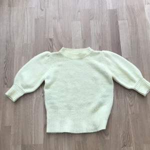 NA-KD, Gul stickad tröja - Gul stickad tröja från NA-KD. Knappt använd! Jättemysig och inte för varm:) Kan mötas upp i Göteborg eller frakta (köparen står för frakten)💕
