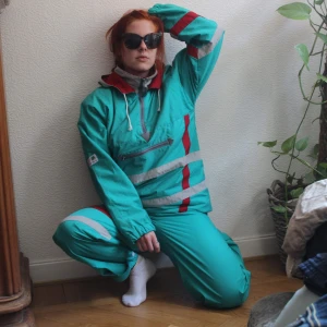 Succé-jackan stl M  - Jag vet inte hur jag ska förklara denna dress? Lagom Varm, skön, fungerar lika bra en vinterdag som en kall kväll när du vill ha en komplett outfit. Sjukt fint skick. Frakt ca 88kr (antagligen mindre). Skriv vid frågor eller om du vill ha fler bilder