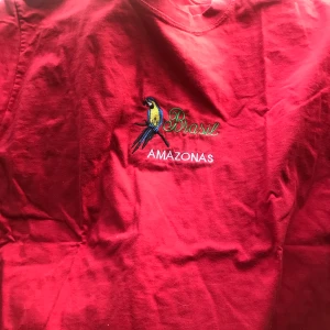 Röd tröja med broderi - Jättemysig tröja med broderi på. Frakt tillkommer 💓💓