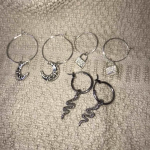  - Superfina oanvända örhängen för 50kr/st, kommer inte till användning 😊 Ormarna sålda!