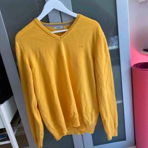 En senaps gul stickad tröja , mjukt material , nästan oanvänd , den sitter som en L , köparen betalar frakt
