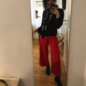 Röda kostymbyxor. Ankellånga XS - Fint skick! Kostymbyxor med hög midja. 