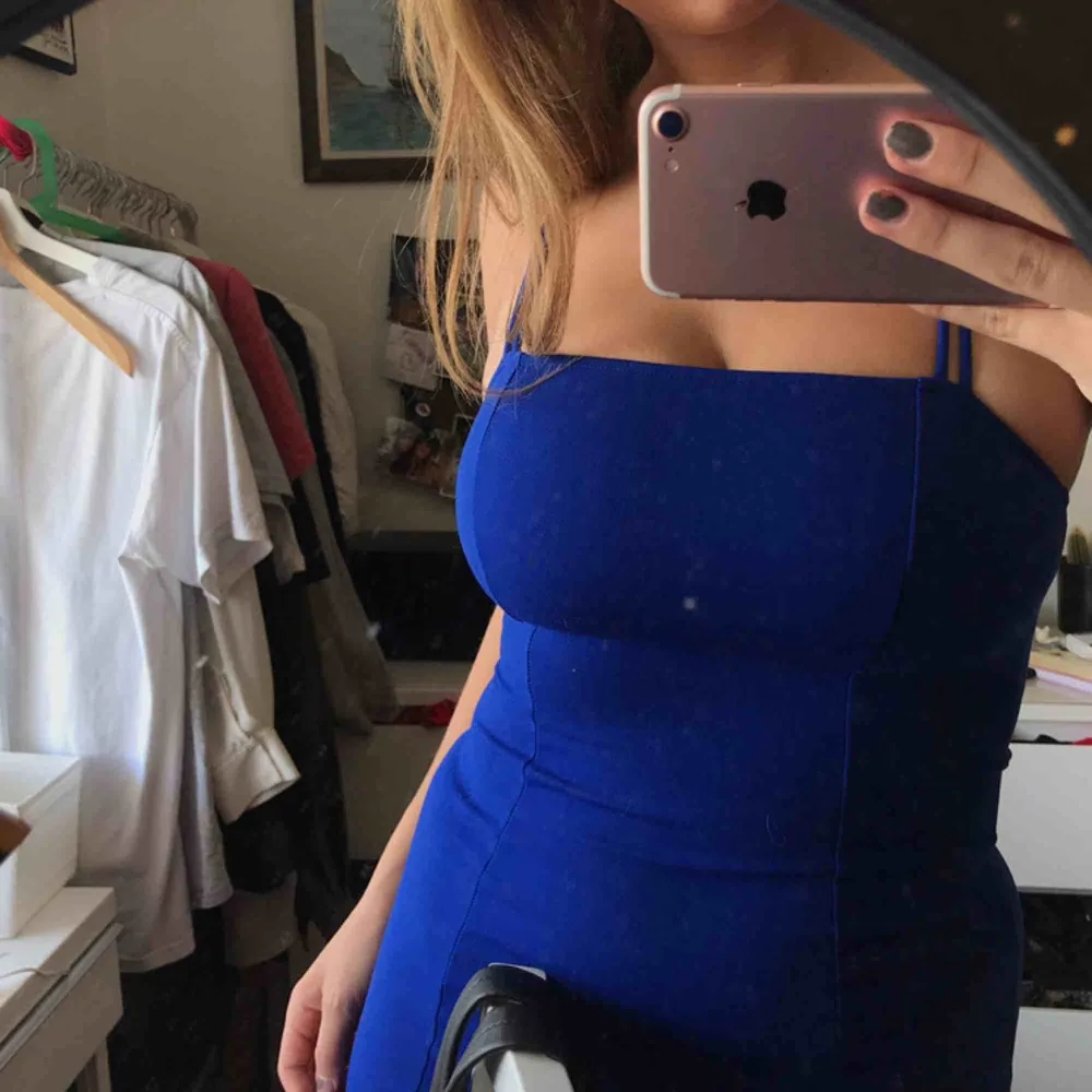 Superfin tight havsblå klänning med snygg rygg!!! Aldrig använd! Stretchig material men tight så man får snygg form 😎 figursydd. frakt 44kr . Mekot.