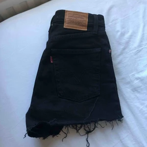 Levis shorts storlek 23 - Levis shorts i storlek 23. Är använda ett fåtal gånger och är i nyskick. Säljer pga att dom inte passar mig. Köparen står för frakten.