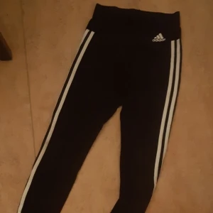 Adidas-tights - Skriv för mer info/fler bilder! Finns i gbg men kan även skickas. Katt finns i hemmet!