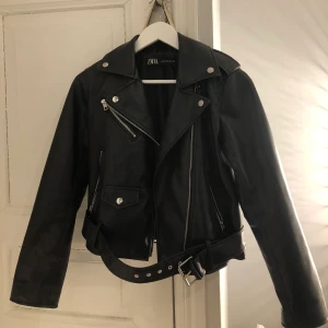 Skinnjacka Zara  - Nästan helt ny skinnjacka från Zara, inköpt för några månader sedan. Stl M. Jag har egentligen XS-S men ville ha lite större, skulle säga att den passar XS-M <3 (frakt tillkommer) 
