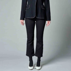 Ankeljeans - Ett par lite kortare utsvängda jeans med hög midja. Innerbenslängd 62 cm. Lika klädsamma till sneakers som till högklackat. 