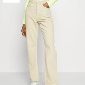 Weekday row beige jeans - Nästan helt oanvända jeans från weekday i modellen row. Använder ej då dem blivit för små för mig:-((( frakt 79