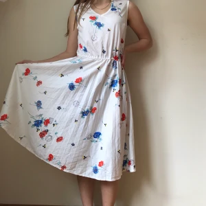 Vintage klänning - Drömmig vintageklänning! Köpt second hand men i grymt skick ändå! Aldrig använd av mig då den är för stor. Frakt ingår! 