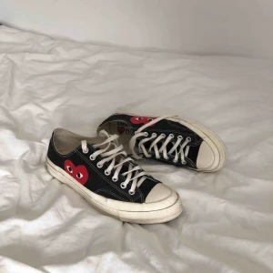  - Cdg play x converse skor i bra skick! Riktigt snygga nu till sommaren, köparen står för frakt!