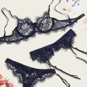 Fint underklädes set storlek S - Ett fint underklädes set. Oanvänt och säljes då det var lite för stort för mig. Fint stretchigt spets material och bra passform. Pris kan diskuteras. 