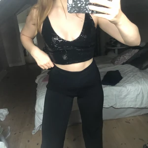 Glittrig festtopp - Superfin glittrig urringad croptop med silvrig dragkedja där bak. Endast använd en gång. Passar mej som är S-M.  