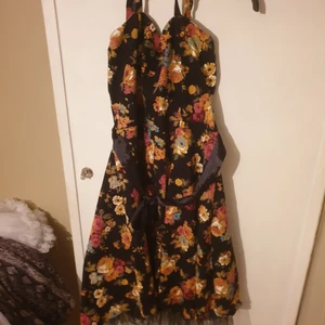 Lindy bop insydd - Lindy bop kläning med blommor på. Insydd till storlel L. Tyllet längst ner är något trasigt men det tänker man inte på när man använder klänningen. Fint skick