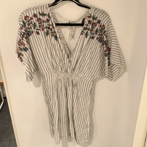 Zara - Klänning köpt på Zara i USA, använts två gånger då jag har haft den som strandklänning.