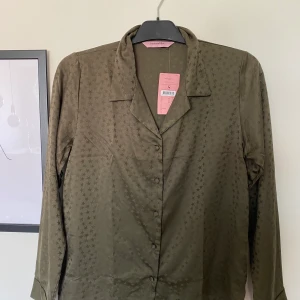 Grön satin blus - Satin blus från Hunkemöller, aldrig använd, kan användas som pyjamas skjorta men funkar till jeans också, små stjärnor över hela, Köparen står för frakten!💞