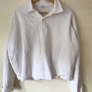 Brandy Melville tjocktröja - Sjukt nice tjocktröja från brandy! Sparsamt använd och fortfarande riktigt mjuk på insidan. Inga fläckar eller andra skador. Frakt ingår! 