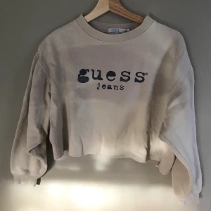 Guess tröja - Beige tröja från Guess. Strl M/L men passar S-L. Frakt ingår ej.