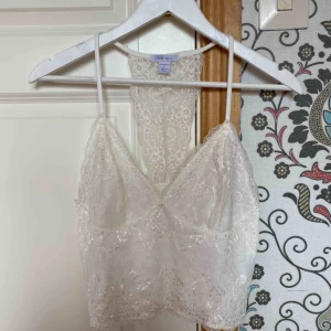  - Fin topp, helvit. Oanvänd.