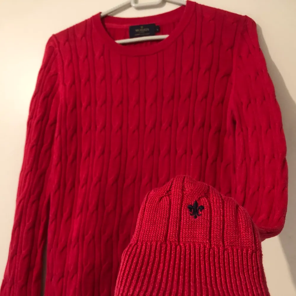 🦋Frakt ingår i priset🦋 Rödrosa kabelstickad tröja från Morris. Tröjan är supermysig och snygg samt i bra skick.. Stickat.
