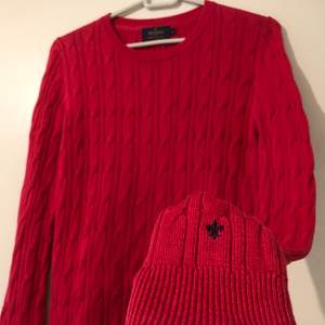 🦋Frakt ingår i priset🦋 Rödrosa kabelstickad tröja från Morris. Tröjan är supermysig och snygg samt i bra skick.