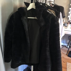 Pälsjacka  - Pälsjacka med luva. Använd mycket därav priset. Inga hål fläckar eller nånting 💞frakt tillkommer 