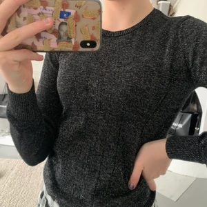 Glittrig tröja - En super fin glittrig tröja från MQ, finns alltså inte att köpa längre🖤 passar bra till lite festligare tillställningar och är knappt använd🤍 jätteskön tröja!😇😅