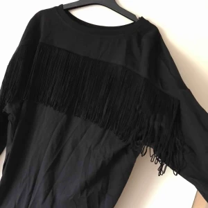  - T-shirt med fransar på ryggen. Aldrig använd.    Betala med swish!  Frakt 45 kr. Samfraktar om du köper något annat av mig. 