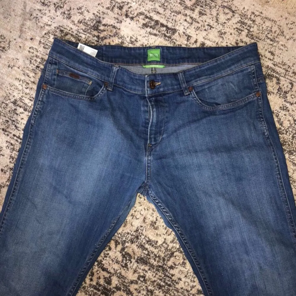 Armani jeans fräscha ej slitna. Och hugo boss jeans 400 styck eller 700 för båda. . Jeans & Byxor.