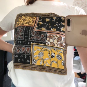 T-shirt - T-shirt från Gina Tricot med fint tryck på, storlek SMALL! Väldigt fint skick💕