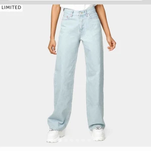  - Säljer mina snygga och populära junkyard jeans. De är tyvärr för små på mig. Strl 24 motsvarar ungefär XS. De har en söm baktill, men inget som är märkvärdigt. Skriv för fler bilder på jeansen. Frakten kostar 63kr