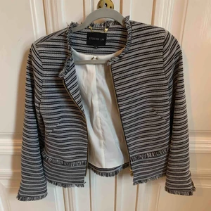 Stockh lm jacka - Jacka från Stockh lm i storlek 38. Använd ett fåtal gånger så är i väldigt fint skick! Ser oanvänd ut.