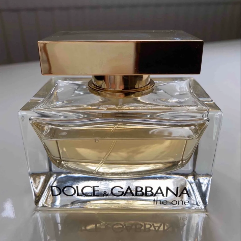 Dolge&gabbana the One parfym. 3/4 av parfymen är kvar. Köptes för 799kr . Accessoarer.